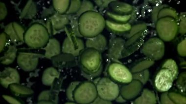 Dilimlenmiş salatalıklar uçar ve düşer. 1000 fps 'de yüksek hızlı bir kamerayla çekildi. Yüksek kaliteli FullHD görüntüler