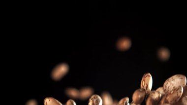 Beyaz fasulyeler uçar ve düşer. 1000 fps 'de yüksek hızlı bir kamerayla çekildi. Yüksek kaliteli FullHD görüntüler