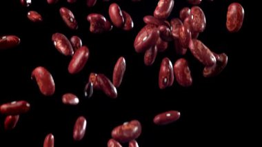 Kırmızı fasulyeler düşer. 1000 fps 'de yüksek hızlı bir kamerayla çekildi. Yüksek kaliteli FullHD görüntüler