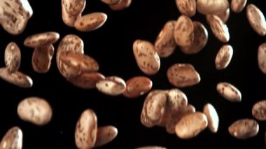 Beyaz fasulyeler uçuyor. 1000 fps 'de yüksek hızlı bir kamerayla çekildi. Yüksek kaliteli FullHD görüntüler