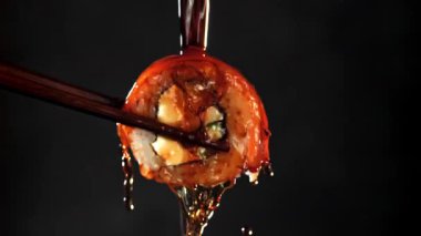 Soya sosu bir Japon rulosunun üzerine dökülür. 1000 fps 'de yüksek hızlı bir kamerayla çekildi. Yüksek kaliteli FullHD görüntüler