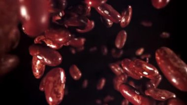 Kırmızı fasulyeler düşer. 1000 fps 'de yüksek hızlı bir kamerayla çekildi. Yüksek kaliteli FullHD görüntüler