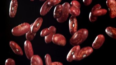Kırmızı fasulyeler düşer. 1000 fps 'de yüksek hızlı bir kamerayla çekildi. Yüksek kaliteli FullHD görüntüler