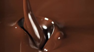 Erimiş çikolata. 1000 fps 'de yüksek hızlı bir kamerayla çekildi. Yüksek kaliteli FullHD görüntüler