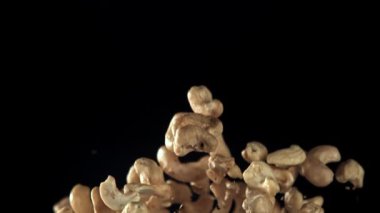 Kaju fıstıkları yukarı aşağı uçar. 1000 fps 'de yüksek hızlı bir kamerayla çekildi. Yüksek kaliteli FullHD görüntüler