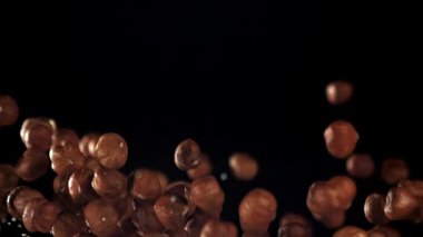 Fındıklar uçar ve düşer. 1000 fps 'de yüksek hızlı bir kamerayla çekildi. Yüksek kaliteli FullHD görüntüler