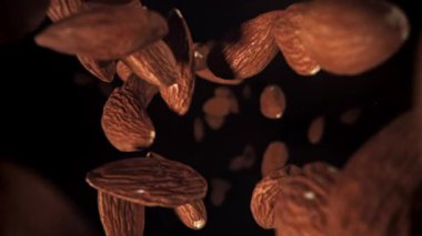 Bademler düşüyor. 1000 fps 'de yüksek hızlı bir kamerayla çekildi. Yüksek kaliteli FullHD görüntüler