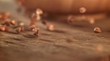 Karabuğday tahta üzerine düşer. 1000 fps 'de yüksek hızlı bir kamerayla çekildi. Yüksek kaliteli FullHD görüntüler