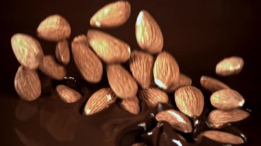 Bademler erimiş çikolatanın içine düşer. 1000 fps 'de yüksek hızlı bir kamerayla çekildi. Yüksek kaliteli FullHD görüntüler