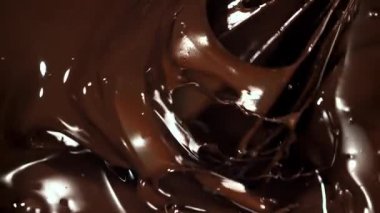 Çikolata çırpıcıyla karıştırılır. 1000 fps 'de yüksek hızlı bir kamerayla çekildi. Yüksek kaliteli FullHD görüntüler