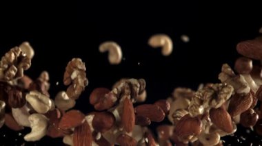Çeşit çeşit fındık yukarı uçar ve aşağı düşer. 1000 fps 'de yüksek hızlı bir kamerayla çekildi. Yüksek kaliteli FullHD görüntüler