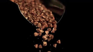 Karabuğday kepçeden düşer. 1000 fps 'de yüksek hızlı bir kamerayla çekildi. Yüksek kaliteli FullHD görüntüler