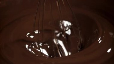 Çikolata çırpıcıyla karıştırılır. 1000 fps 'de yüksek hızlı bir kamerayla çekildi. Yüksek kaliteli FullHD görüntüler