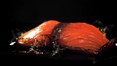 Japon suşisi soya sosuna düşer. 1000 fps 'de yüksek hızlı bir kamerayla çekildi. Yüksek kaliteli FullHD görüntüler