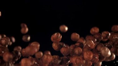 Fındıklar uçar ve düşer. 1000 fps 'de yüksek hızlı bir kamerayla çekildi. Yüksek kaliteli FullHD görüntüler