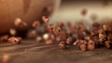 Karabuğday tahta üzerine düşer. 1000 fps 'de yüksek hızlı bir kamerayla çekildi. Yüksek kaliteli FullHD görüntüler