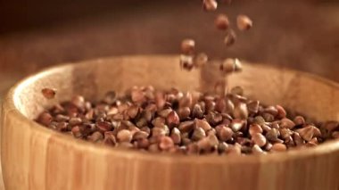 Karabuğday tahtadan bir kaseye düşer. 1000 fps 'de yüksek hızlı bir kamerayla çekildi. Yüksek kaliteli FullHD görüntüler
