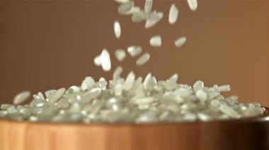 Pirinç ahşap bir kaseye düşer. 1000 fps 'de yüksek hızlı bir kamerayla çekildi. Yüksek kaliteli FullHD görüntüler