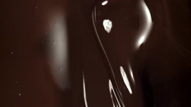 Erimiş sıvı çikolata. 1000 fps 'de yüksek hızlı bir kamerayla çekildi. Yüksek kaliteli FullHD görüntüler
