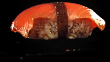 Japon suşisi soya sosuna düşer. 1000 fps 'de yüksek hızlı bir kamerayla çekildi. Yüksek kaliteli FullHD görüntüler