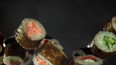 Geleneksel Japon dürümleri sebzeli ve balıklı. 1000 fps 'de yüksek hızlı bir kamerayla çekildi. Yüksek kaliteli FullHD görüntüler