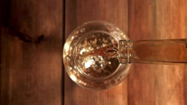 Konyak bardağa doldurulur. 1000 fps 'de yüksek hızlı bir kamerayla çekildi. Yüksek kaliteli FullHD görüntüler