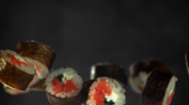 Geleneksel Japon dürümleri sebzeli ve balıklı. 1000 fps 'de yüksek hızlı bir kamerayla çekildi. Yüksek kaliteli FullHD görüntüler