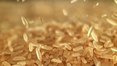 Pirinç masaya düşer. 1000 fps 'de yüksek hızlı bir kamerayla çekildi. Yüksek kaliteli FullHD görüntüler