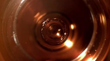 Bir damla konyağın içine düşer. 1000 fps 'de yüksek hızlı bir kamerayla çekildi. Yüksek kaliteli FullHD görüntüler