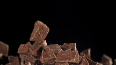 Çikolata parçaları uçar ve düşer. 1000 fps 'de yüksek hızlı bir kamerayla çekildi. Yüksek kaliteli FullHD görüntüler