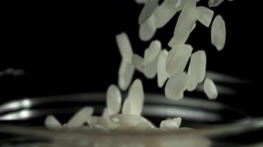 Pirinç kavanoza düşer. 1000 fps 'de yüksek hızlı bir kamerayla çekildi. Yüksek kaliteli FullHD görüntüler