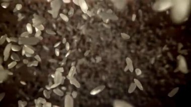 Pirinç düşüyor. 1000 fps 'de yüksek hızlı bir kamerayla çekildi. Yüksek kaliteli FullHD görüntüler