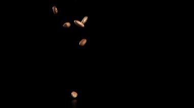 Beyaz fasulyeler masaya düşer. 1000 fps 'de yüksek hızlı bir kamerayla çekildi. Yüksek kaliteli FullHD görüntüler