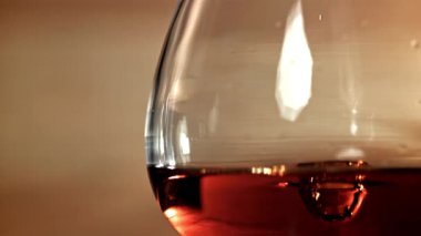 Bir damla konyağın içine düşer. 1000 fps 'de yüksek hızlı bir kamerayla çekildi. Yüksek kaliteli FullHD görüntüler