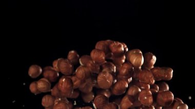 Fındıklar uçar ve düşer. 1000 fps 'de yüksek hızlı bir kamerayla çekildi. Yüksek kaliteli FullHD görüntüler