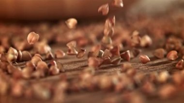 Karabuğday tahta üzerine düşer. 1000 fps 'de yüksek hızlı bir kamerayla çekildi. Yüksek kaliteli FullHD görüntüler