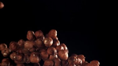 Fındıklar uçar ve düşer. 1000 fps 'de yüksek hızlı bir kamerayla çekildi. Yüksek kaliteli FullHD görüntüler