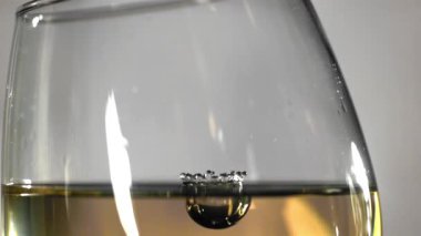 Bir damla beyaz bir şarabın içine düşer. 1000 fps 'de yüksek hızlı bir kamerayla çekildi. Yüksek kaliteli FullHD görüntüler