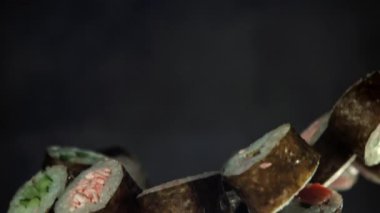 Geleneksel Japon dürümleri sebzeli ve balıklı. 1000 fps 'de yüksek hızlı bir kamerayla çekildi. Yüksek kaliteli FullHD görüntüler