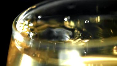 Bir damla beyaz bir şarabın içine düşer. 1000 fps 'de yüksek hızlı bir kamerayla çekildi. Yüksek kaliteli FullHD görüntüler