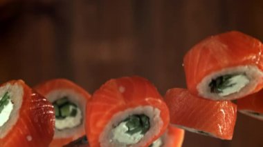 Japonlar yukarı aşağı uçar. 1000 fps 'de yüksek hızlı bir kamerayla çekildi. Yüksek kaliteli FullHD görüntüler