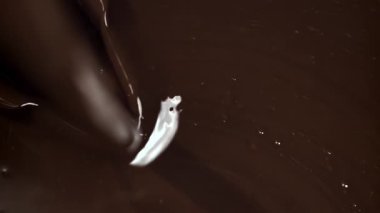 Erimiş çikolata. 1000 fps 'de yüksek hızlı bir kamerayla çekildi. Yüksek kaliteli FullHD görüntüler