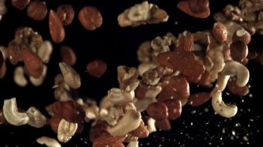 Çeşit çeşit fındık yukarı uçar ve aşağı düşer. 1000 fps 'de yüksek hızlı bir kamerayla çekildi. Yüksek kaliteli FullHD görüntüler