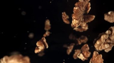 Cevizler aşağı uçar. 1000 fps 'de yüksek hızlı bir kamerayla çekildi. Yüksek kaliteli FullHD görüntüler