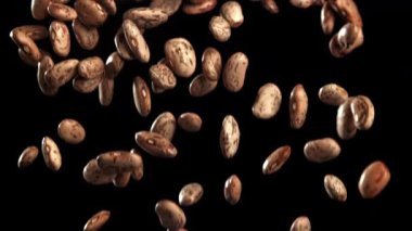 Beyaz fasulyeler uçuyor. 1000 fps 'de yüksek hızlı bir kamerayla çekildi. Yüksek kaliteli FullHD görüntüler