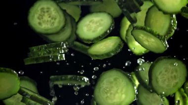 Dilimlenmiş salatalıklar uçar ve düşer. 1000 fps 'de yüksek hızlı bir kamerayla çekildi. Yüksek kaliteli FullHD görüntüler