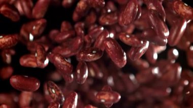 Kırmızı fasulyeler uçar ve düşer. 1000 fps 'de yüksek hızlı bir kamerayla çekildi. Yüksek kaliteli FullHD görüntüler