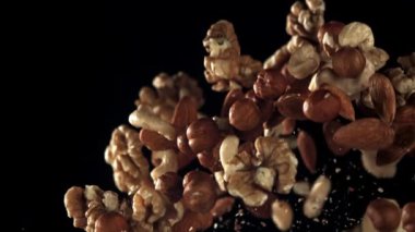 Çeşit çeşit fındık yukarı uçar ve aşağı düşer. 1000 fps 'de yüksek hızlı bir kamerayla çekildi. Yüksek kaliteli FullHD görüntüler