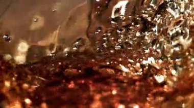 Kadehte yıllanmış konyak. 1000 fps 'de yüksek hızlı bir kamerayla çekildi. Yüksek kaliteli FullHD görüntüler