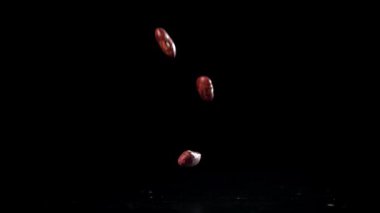Kırmızı fasulyeler masaya düşer. 1000 fps 'de yüksek hızlı bir kamerayla çekildi. Yüksek kaliteli FullHD görüntüler